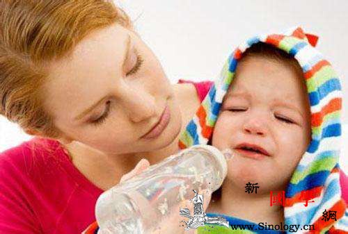 为什么宝宝喝水老呛到孩子一喝水就呛到咳嗽是_咳嗽-喝水-吞咽-动作-