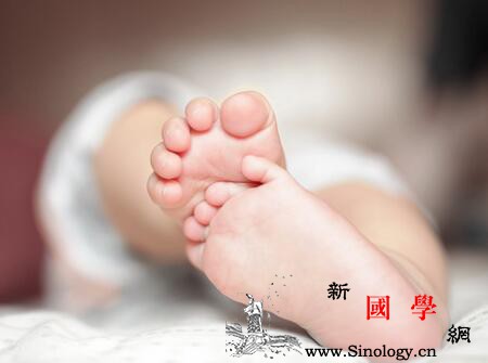 宝宝几个月可以穿硬底鞋_汗液-学步-几个月-鞋底-