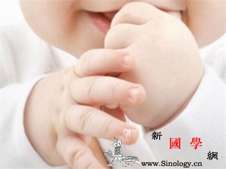 宝宝什么时候开始吃手这样做防止宝宝吃手过度_吸吮-个月-什么时候开始-手指-