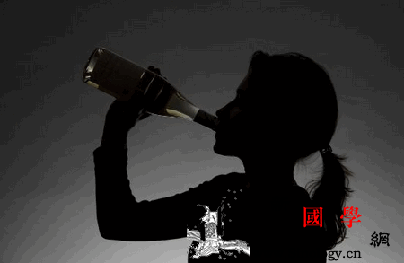 酒精对女性的性功能有哪些影响？_酗酒-唤起-饮酒-性功能-怀孕准备