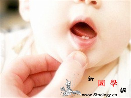 宝宝长牙顺序不对怎么回事对孩子有什么影响_长牙-长出-门牙-怎么回事-