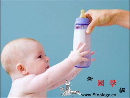 宝宝呛奶后的急救处理别错过急救黄金时间_俯卧-侧卧-青紫-黄金时间-