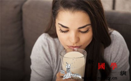 女性睡前喝牛奶的好处睡前喝牛奶居然有这么多_钙质-睡前-喝牛奶-牛奶-孕前饮食