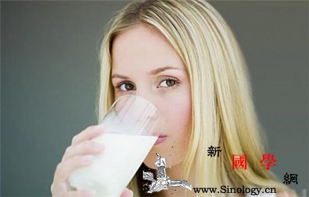 女性睡前喝牛奶会胖吗晚上喝牛奶真的会发胖吗_睡前-喝牛奶-牛奶-吸收-孕前饮食