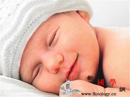 宝宝满月后睡眠时间多少正常睡觉时注意事项有_满月-睡眠时间-白天-睡觉-