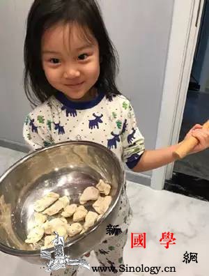 甜馨包饺子引热议如何正确鼓励孩子做家务_家务活-斯坦福大学-理查德-家务-