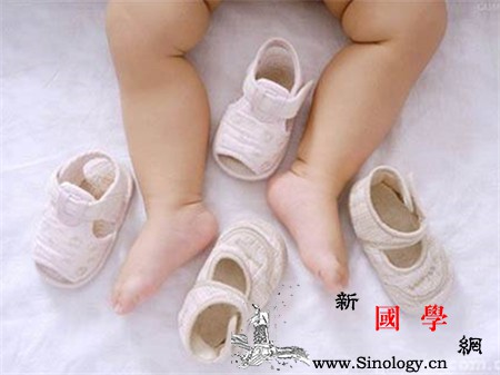 宝宝学走路穿什么鞋你给宝宝选对了学步鞋吗_合脚-脚掌-学步-系紧-
