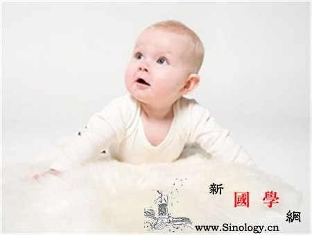 宝宝大动作发育时间表哪个阶段该做什么_逗引-时间表-该做什么-抬头-