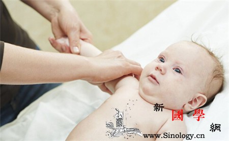 月子里的宝宝能做被动操吗婴儿被动操的做法_生拉硬拽-月子-被动-吃奶-