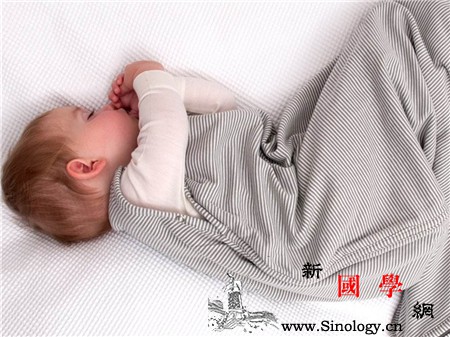 宝宝穿睡袋里面穿什么宝宝不喜欢穿睡袋怎么办_睡袋-腿部-包裹-适合-