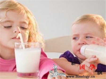 宝宝多大可以不喝奶粉喝奶期间的喝奶量你掌握_主食-奶粉-零食-最少-