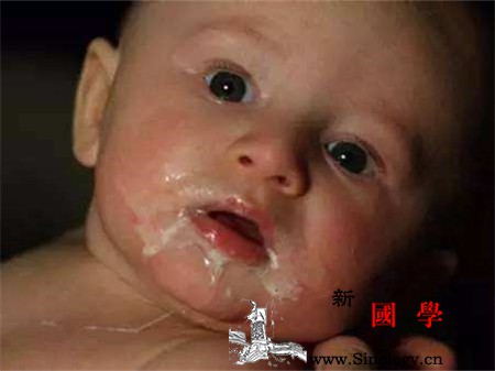 宝宝吐奶像喷泉一样怎么回事要怎么做来避免_喂奶-怎么回事-喷泉-生理-