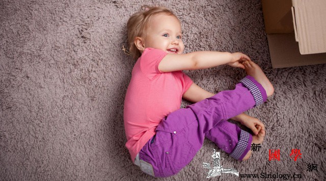 光脚促进宝宝大脑发育但要不要光还得看这点_爸妈-袜子-光脚-宝宝-