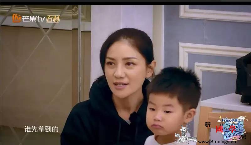 俩娃争抢不停？学学胡可的育儿经_争抢-玩儿-鱼儿-玩具-