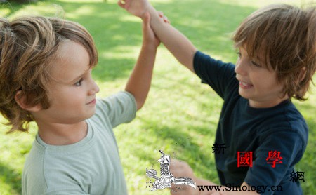 如何跟孩子谈同理心？_正义感-排挤-同理-弱势-