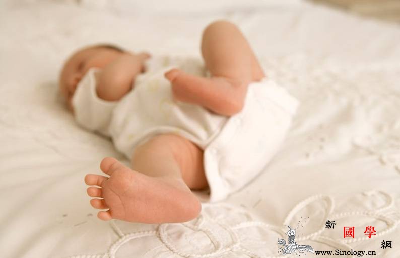 0-22个月宝宝大动作能力该如何训练？_俯卧-爬行-个月-逗引-