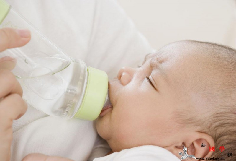 宝宝喝水用什么杯子好各月龄最宜水杯推荐_月龄-奶瓶-水杯-杯子-