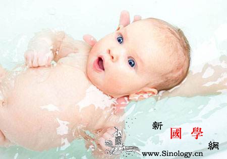 宝宝冬天天天洗澡好不好洗澡频繁小心“湿疹_水温-湿疹-频繁-洗澡-