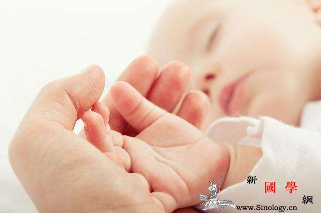 如何训练婴儿抓握能力_按摩-婴儿-手指-玩具-