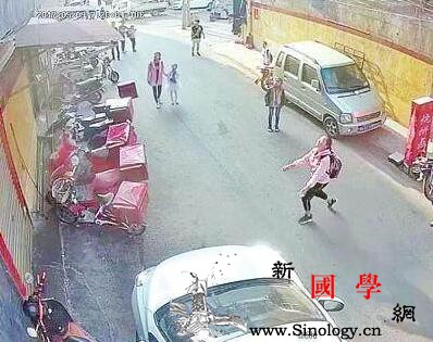 女生勇接坠楼男童究竟是怎么回事_荥阳市-坠楼-男童-接住-