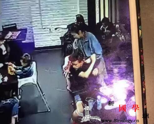 女童饭店叫喊被踹究竟是怎么回事_女童-叫喊-女士-饭店-