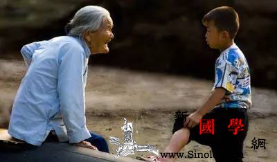 老人摔倒20分钟无人扶结果让人出乎意外！_孙子-摔倒-遇上-陌生人-