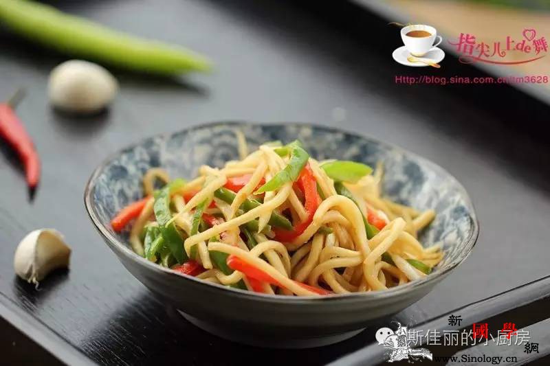 口感丝毫不输于荤菜的”双椒茭白丝“_碳水化合物-茭白-蚝油-适量-