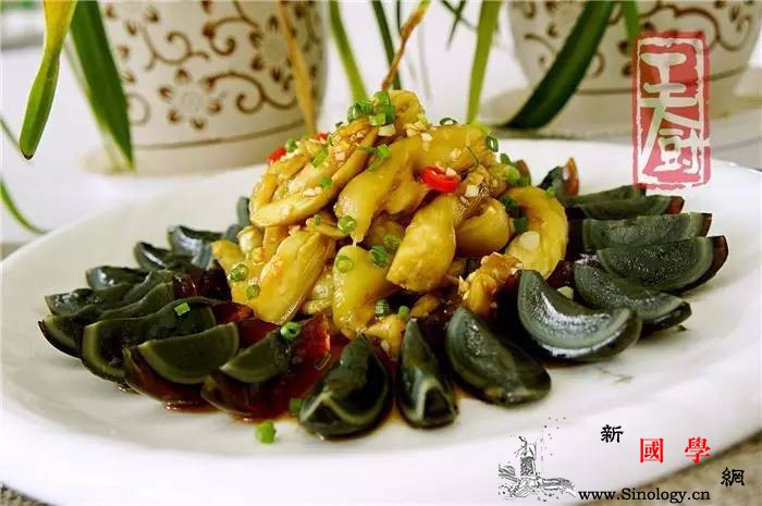 松花蛋拼蒜茄子_松花蛋-倒入-茄子-搅拌-