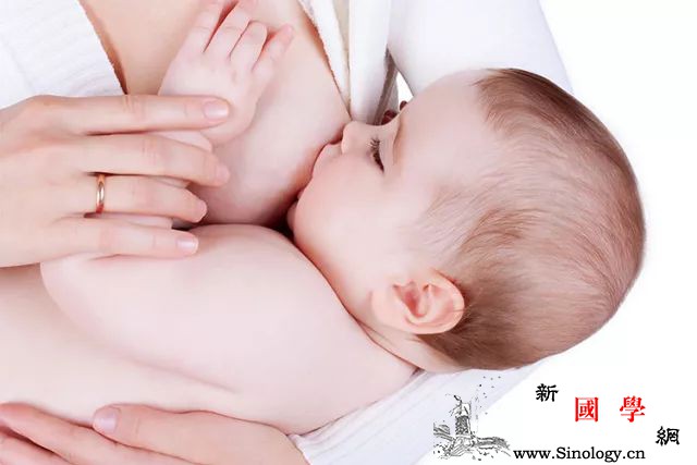 产后哺乳只有一种正确姿势？看看大多数妈咪认可_乳头-哺乳-妈咪-姿势-