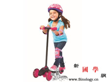 宝宝多大可以玩滑板车宝宝什么时候玩滑板车最_车把-滑行-停下来-耗热量-
