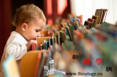 孩子看书总是左顾右盼怎么办？_分心-亲子-姿势-家长-