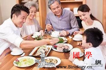 餐桌文化看出孩子将来有没有出息！你会这样做吗_筷子-孩子-饭桌-教养-