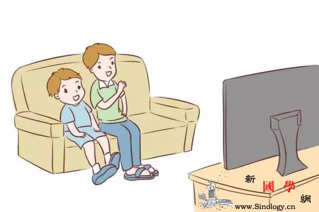 陪孩子看电视的方式会影响孩子将来的一生_看电视-爸爸-思考-宝宝-
