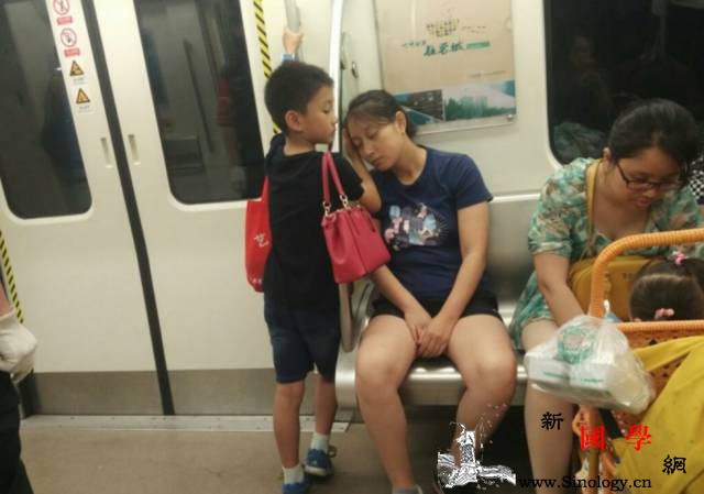 地铁小男孩暖爆朋友圈：妈妈你累吗？_最好的-父母-妈妈-孩子-