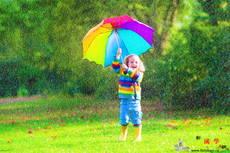 南方强降雨持续2017南方强降雨下雨天带宝_雨衣-雨伞-防湿-出门-
