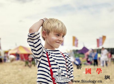 如何培养孩子的才艺？孩子才艺启蒙的3个关键词_模仿-女儿-父母-孩子-