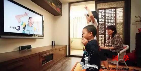 用电视哄孩子简直是实力坑娃！看完你就知道为_看电视-影响-孩子-电视-