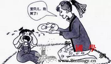 孩子一哭你就妥协这种溺爱其实是种伤害！_哭闹-妈妈-看着-孩子-