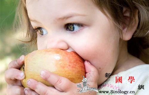 宝宝发烧时可以吃苹果吗孩子发烧能不能给他吃_寒凉-水果-苹果-宝宝-