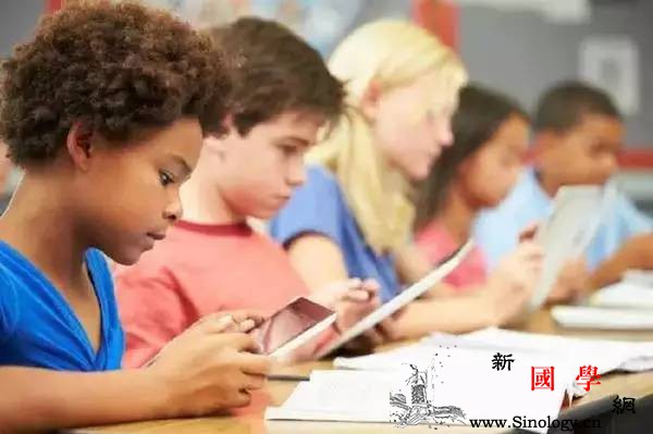暑假如何把孩子从手机里拉出来？最好方法在这_沉迷-家长-妈妈-孩子-