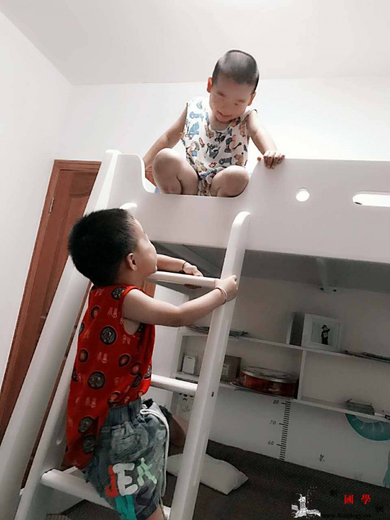 为什么孩子一直“被表扬”还是缺乏自信心？_表姐-表扬-爬梯-鼓励-