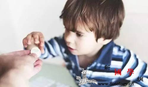 当孩子伸手要钱时父母的第一句话决定他的未来_物质-父母-孩子-远见-