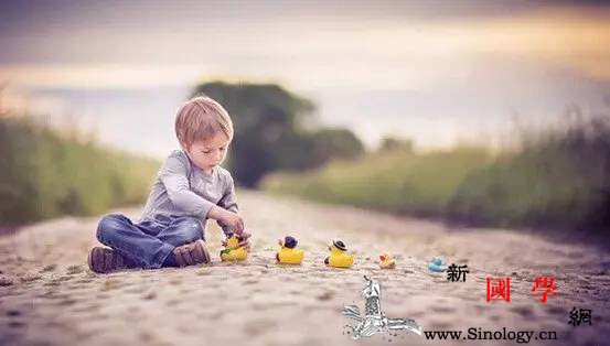 这么哄孩子简直毁孩子很多家长还在做!_等你-打针-凳子-家长-