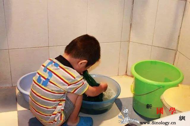 妈妈在这3点上越懒孩子将来越有出息！_爸妈-督促-孩子-点上-