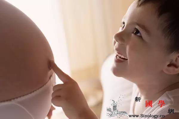 怀孕月份都一样为什么她的肚子比我大？_羊水-孕期-胎儿-孕妇-