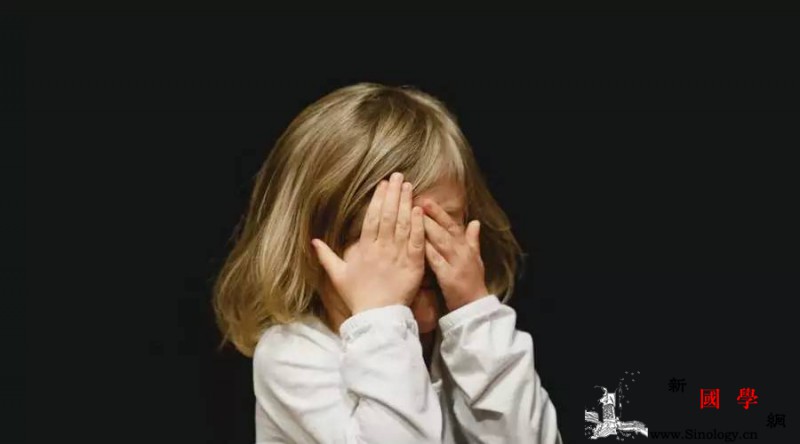 孩子在街头又哭又闹发脾气你会觉得没面子而跟_哭闹-孩子-无理取闹-妥协-