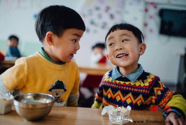 孩子抢玩具该怎么办？这位岛国妈妈的做法惊艳到_岛国-弟弟-玩具-妈妈-