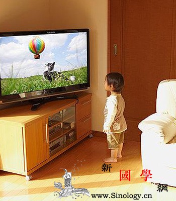 三岁左右的孩子可以看电视吗？孩子看电视的坏处_看电视-三岁-妈妈-孩子-