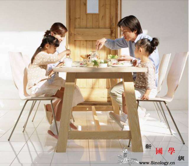 饭桌上的教养决定了孩子未来的发展_饭桌-教养-餐桌-礼仪-