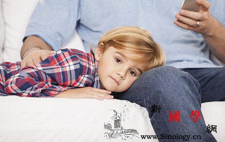 “低头族”父母对孩子影响有多大？_互动-低头-陪伴-家长-